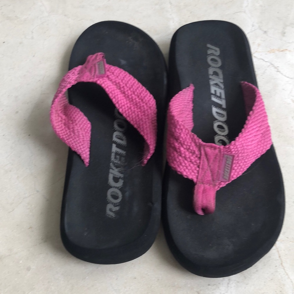 MAGENTA KNIT FLIP FLOPS